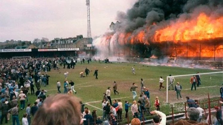 Em 1985, aconteceu em Bradford, na Inglaterra, um incêndio na tribuna principal do estádio, no jogo entre Bradford City e Lincoln City. 56 pessoas perderam a vida na ocasião