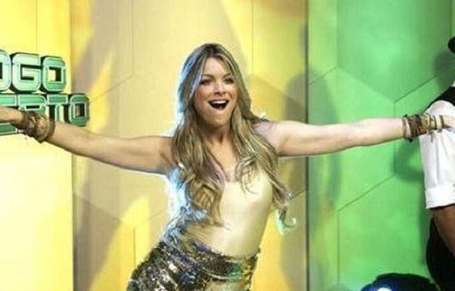 No ano de 2011, a apresentadora do programa Jogo Aberto, Renata Fan, cumpriu uma promessa feita ao ex-jogador e comentarista Denílson. Com o figurino especial, ela dançou ao vivo uma música da cantora Shakira.