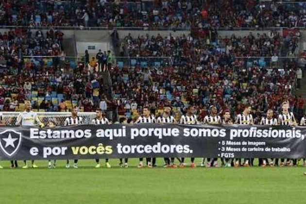 No ano de 2014, o Botafogo também levou uma faixa para o campo para expôr as pendências salariais com os jogadores: “Estamos aqui porque somos profissionais, e por vocês torcedores”, relataram os esportistas. Além disso, a mensagem apontava para os atrasos do clube: “Três meses de salários na carteira de trabalho, cinco meses de direitos de imagem e recolhimento do FGTS”. 