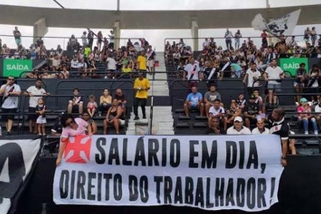 No ano de 2020, o Vasco começou a temporada com uma situação complicada. Jogadores e funcionários do clube não estavam recebendo em dia e, por isso, aconteceu um protesto inusitado. Torcedores sinalizaram apoio aos trabalhadores da equipe cruzmaltina. Por parte dos jogadores, eles ameaçaram parar de conceder entrevistas. 