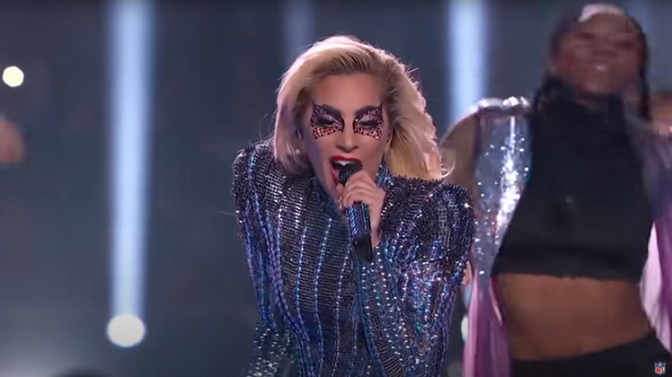 No ano seguinte,  Lady Gaga iniciou o espetáculo do telhado e se jogou para o palco rodeado pelo público. Várias listas  colocam o show dela como o maior de uma artista mulher na história do Super Bowl.
