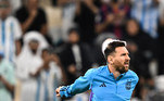 No aquecimento, o craque Messi também parecia tenso. É claro, né. A Argentina precisava se recuperar da zebra na estreia