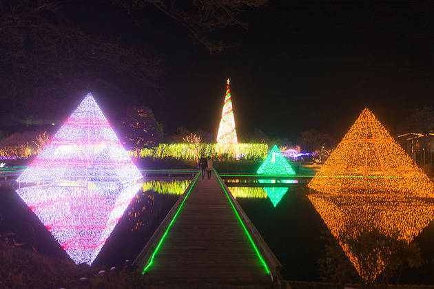 No Ashikaga Flower Park, belos cenários são criados especialmente para o Natal, reproduzindo formas sobre a água, como as pirâmides de luz da foto, à margem de corredores por onde as pessoas passeiam. O parque fica na prefeitura de Tochigi, na Ilha de Honshu 
