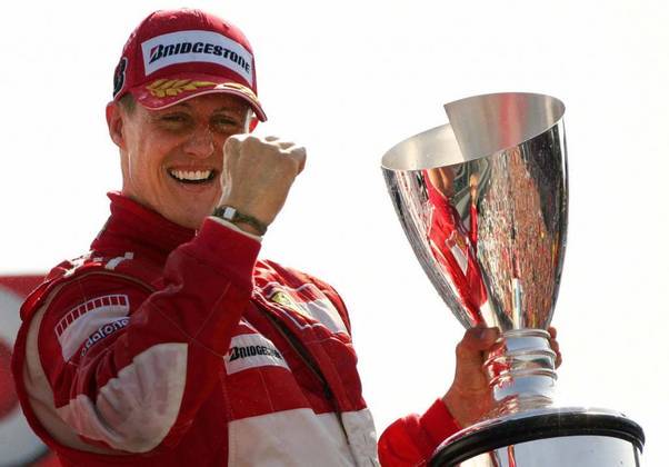 No automobilismo, Michael Schumacher foi cinco vezes campeão com a Ferrari entre 2000 e 2004.