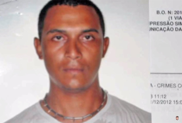 No Brasil, em 2013, um homem entrou numa loja de material fotográfico no Paraná, mas decidiu fazer uma foto 3 x 4 antes de anunciar o assalto. A foto ficou armazenada e a polícia soube quem era o bandido. 