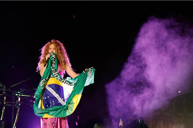 No Brasil, existe uma expectativa por show da Shakira no começo de 2023. Ela empolgou o público numa apresentação em Porto Alegre (foto), em 2018, após 7 anos de sua última performance no Brasil. Volte!