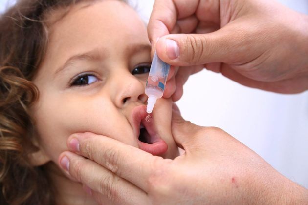 No Brasil, graças à vacinação em massa, é considerada erradicada. Aqui, um dos símbolos da imunização é o personagem Zé Gotinha. A vacina foi descoberta nos anos 1950. 