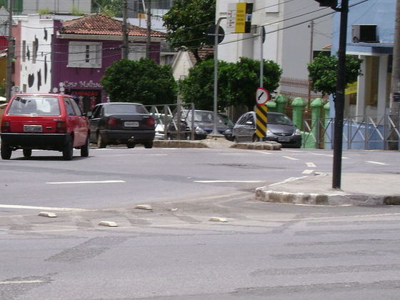 No Brasil, há ruas onde, excepcionalmente, a mão de trânsito é inglesa. E o cuidado deve ser redobrado. É o que ocorre, por exemplo, na rua Professor Morais, em Belo Horizonte (MG). 