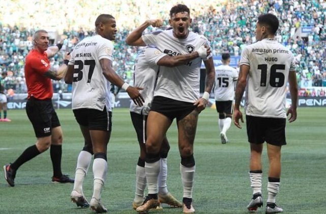 No Brasileirão de 2023 o Botafogo terminou o primeiro turno com a melhor campanha da história dos pontos corridos. No dia 19 de outubro, a menos de dois meses do fim da competição, o time tinha 14 pontos a mais que o Palmeiras. - Foto: Vitor Silva/Botafogo
