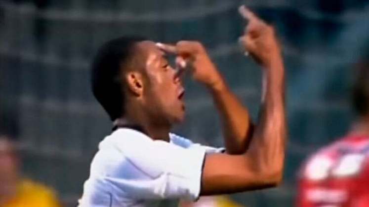 No clássico com o São Paulo em 20009, pelo Campeonato Paulista, o meio-campista Cristian levantou os dois dedos médios para torcedores adversários ao balançar a rede para o Corinthians.