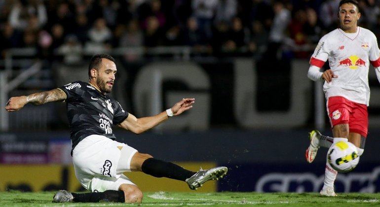 Renato Augusto finaliza para marcar o único gol na vitória do Corinthians contra o Bragantino