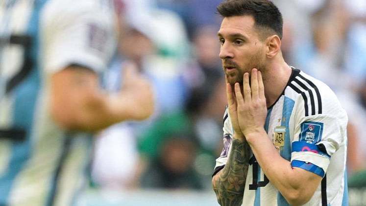 No detalhe, Messi frustrado com a derrota inesperada.