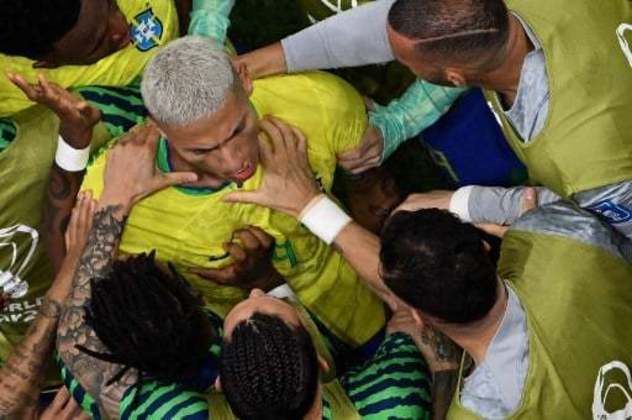 No detalhe toda a vibração com o primeiro gol do Brasil na Copa.