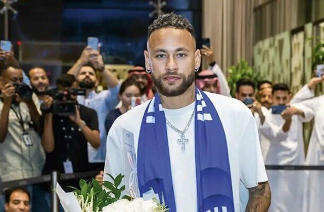 No dia 15 de agosto, o Al-Hilal, da Arábia Saudita, anunciou a contratação de Neymar. De acordo com a imprensa francesa, os sauditas desembolsaram cerca de 90 milhões de euros (perto de R$ 500 milhões) para tirar o jogador do PSG. - Foto: Divulgação/Alhilal Saudi Club