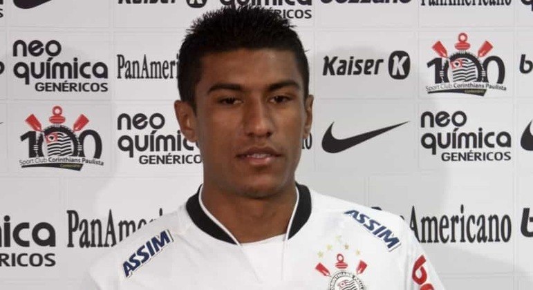 No dia 16 de abril de 2010, Paulinho chegou ao Timão. Destaque do Bragantino no Paulistão daquele ano, o meia chegou inicialmente por empréstimo, agradou, permaneceu e colocou o seu nome na galeria de ídolos corintianos. 