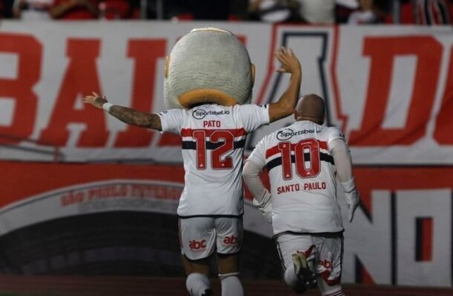 No dia 18 de julho, o São Paulo goleia o Santos por 4 a 1, em partida que marcou o primeiro gol de Pato em seu retorno ao clube. O embate foi classificado por Dorival Júnior como o melhor da equipe na temporada.