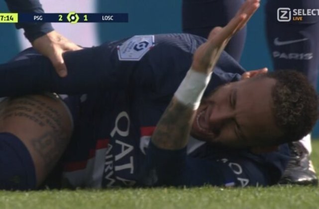 No dia 19 de fevereiro, Neymar sofreu uma nova lesão com a camisa do Paris Saint-Germain. Em partida contra o Lille, pelo Campeonato Francês, o atacante torceu o tornozelo direito ao sofrer uma carga por trás de Benjamin André. - Foto: Reprodução