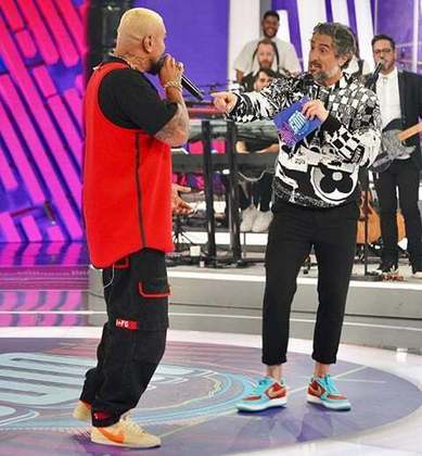 No dia 20/5, o apresentador Marcos Mion  foi amplamente criticado nas redes sociais por receber o cantor Naldo Benny. Entenda essa história!