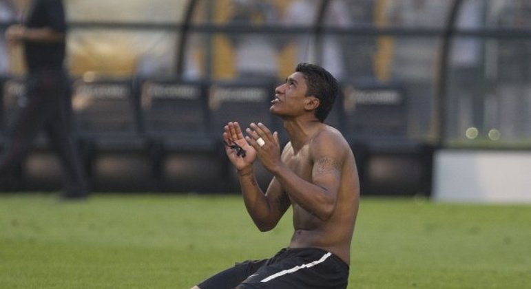 No dia 4 de dezembro de 2011, Paulinho conquistou o primeiro dos seus quatro títulos pelo Corinthians. Um empate em 0 a 0 contra o Palmeiras, no Pacaembu, na última rodada do Brasileirão de 2011 confirmou a conquista nacional para o Timão. 