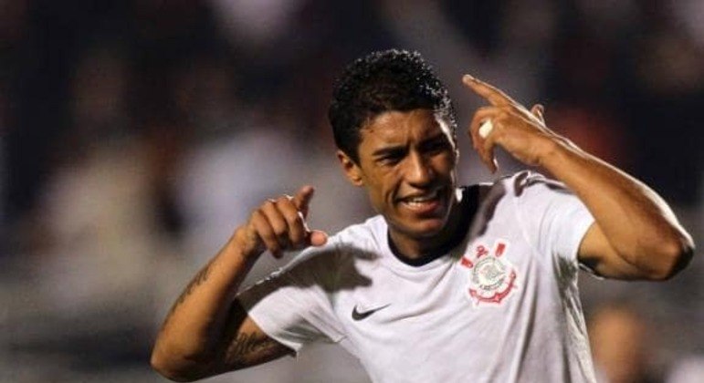 No dia do seu aniversário, 25 de julho, no ano de 2012, Paulinho marcou um golaço no ângulo contra o Cruzeiro, pela 12ª rodada do Brasileirão, no Pacaembu. 