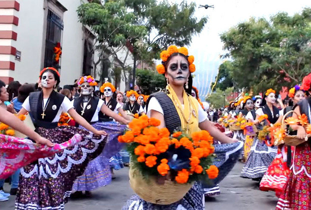 No Dia dos Mortos, o México recebe milhões de visitantes. Muitas se fantasiam aderindo à tradição e participam dos eventos. 