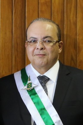 No Distrito Federal, Ibaneis Rocha, do MBD, foi reeleito com 50,30% dos votos.  Ele começou tarde na carreira, aos 47 anos, em 2017. Apesar de ser de Brasília, passou boa parte da vida no Piauí. 