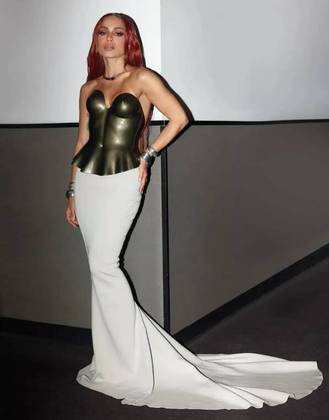 No entanto, foi com outra roupa que a artista subiu no palco do AMA para receber o prêmio de “Melhor Cantora Latina”. Nesse, a parte de cima era feita com um material rígido de metal.