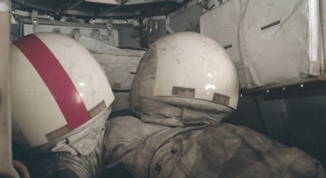 No fim da missão Apollo 17, em dezembro de 1972, os trajes espaciais e os capacetes estavam cobertos de poeira lunar