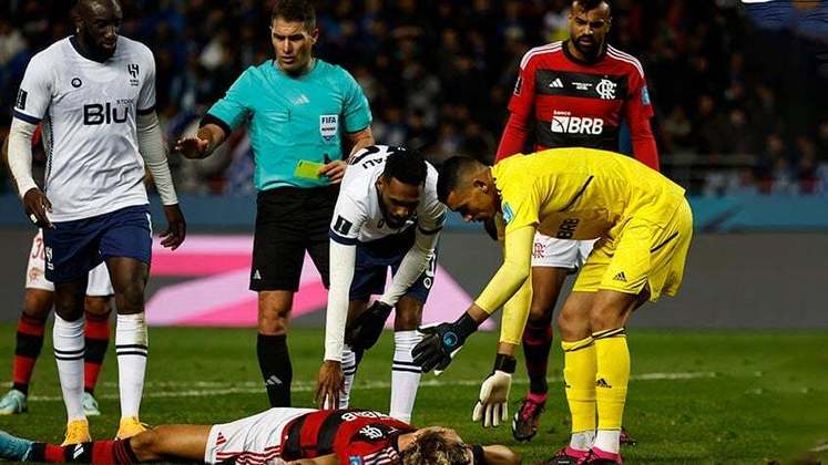 No fim da partida, David Luiz foi atingido com um voleio do adversário e acabou ficando no chão. 