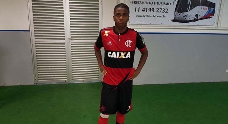 No fim de 2021, o Dnipro-1, da Ucrânia, acertou a compra do atacante Bill, de 22 anos. O atleta já atuava por empréstimo no clube e passou a ter contrato definitivo e válido por cinco anos. O Flamengo, onde o jogador foi formado, recebe R$ 2,5 milhões pela transferência e manterá percentual dos direitos.