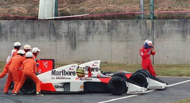 No GP de 1989, aconteceu uma das mais polêmicas corridas da história. Na briga pelo título do campeonato, Senna e Alain Prost bateram. O francês abandonou a prova, mas o brasileiro voltou e venceu a corrida. Porém, acabou desclassificado e o título ficou com Prost.