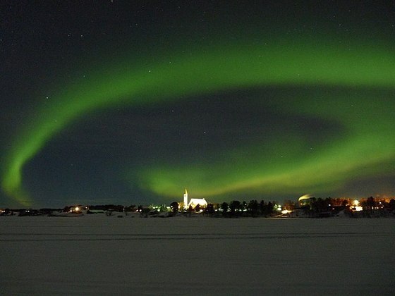 No hemisfério norte, a aurora boreal ocorre no Alasca, Canadá, Groelândia, Islândia, Noruega, Suécia, Finlândia e Rússia.