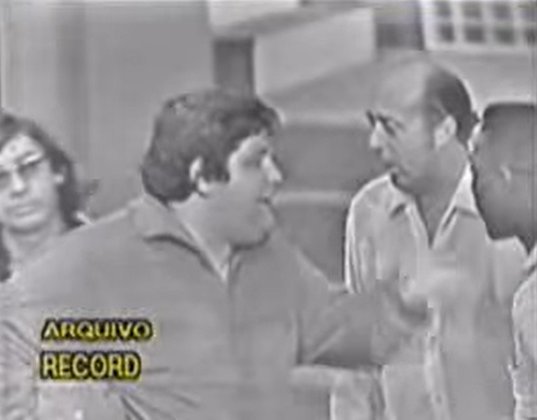 No histórico programa Família Trapo, nos anos 60 na TV Record, Jô Soares participou de um episódio marcante no qual o ator Ronald Golias ensinava nada mais nada menos que Pelé a jogar futebol. O episódio aconteceu em 1967.
