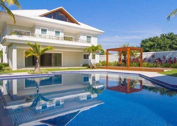 No início desta semana, o modelo Lucas Castellani afirmou que quer comprar a mansão de Anitta, no Rio de Janeiro. Ele está esperando o preço diminuir para comprar, colocar para alugar e depois revender.