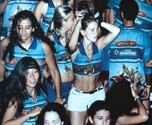 No início dos anos 1990, o designer e carnavalesco Pedrinho da Rocha, o músico Durval Lelys, da Banda Asa de Águia, e o Bloco Carnavalesco Eva lançaram um novo tipo de fantasia para substituir as antigas mortalhas. 
