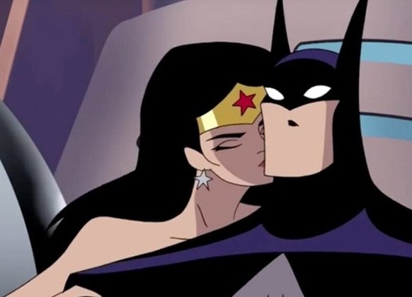 No início dos anos 2000, a Mulher-Maravilha e o Batman  começaram um relacionamento, porém não foram adiante. Mesmo assim, é possível perceber tanto nos desenhos quanto nos quadrinhos alguns momentos de carinho/constrangimento entre os dois