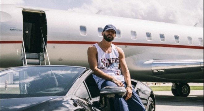 No Instagram do francês Karim Benzema não podem faltar carros, confusões, mulheres e viagens.