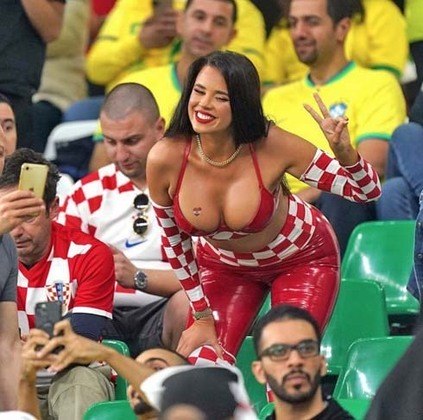 No jogo contra o Brasil, mais uma vez Ivana usou um modelito que, para quem estava perto, dificultou prestar atenção no jogo. 