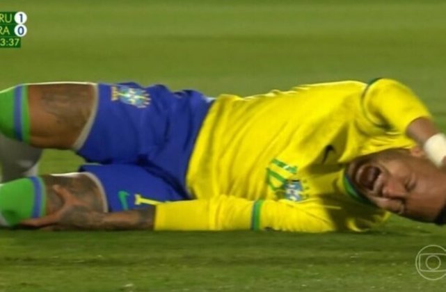 No jogo contra o Uruguai, Neymar sofreu uma grave lesão no joelho esquerdo. O atacante precisou passar por cirurgia e só deve retornar aos gramados no segundo semestre de 2024. - Foto: Reprodução/Globo
