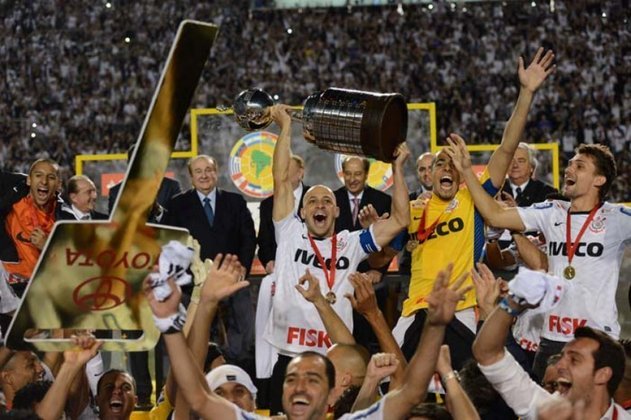 No jogo da volta da grande final, com Emerson Sheik desta vez com o posto de herói, o Corinthians fez dois a zero nos argentinos e conquistou sua primeira taça da Libertadores.