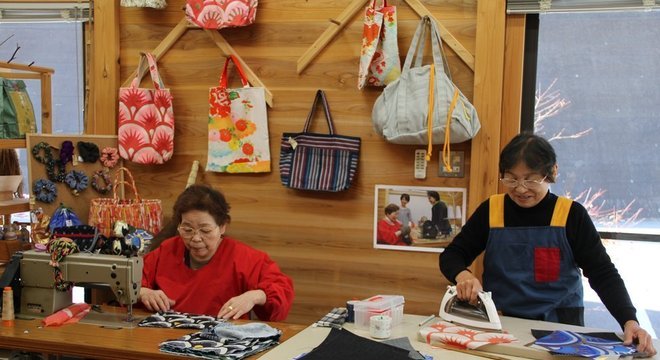  No Kurukuru Craft Center, artesãs produzem bolsas e outros itens a partir de matéria-prima reciclada Modelo Yokohama 