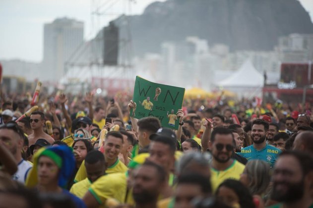 No meio da multidão, um cartaz com Ronaldo e Neymar pede a sexta conquista Mundial.