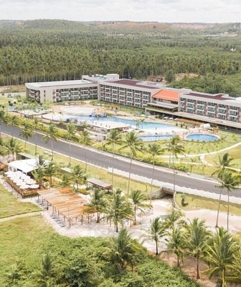 No meio dessa polêmica está o Japaratinga Lounge Resort. O hotel  possui uma estrutura premium de frente para o mar, em uma área de mais de 87.000 m².