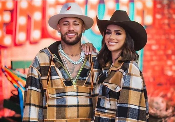  No mês seguinte, Neymar postou uma foto de uma 'pelada' de time dos casados contra os solteiros, com o uniforme dos casados.
