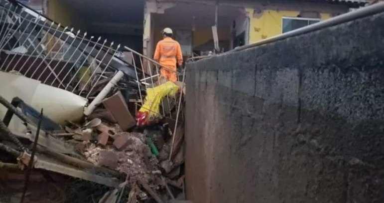 No município de Ubá, que também teve chuva de granizo, um muro desmoronou no bairro João Gonçalves da Neiva e um homem morreu.