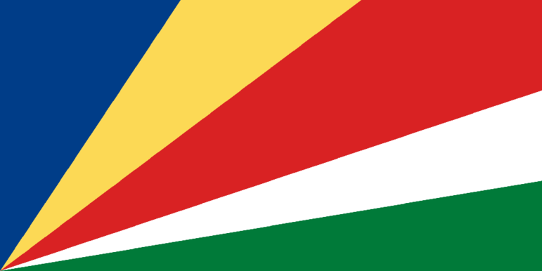 No outro extremo está a jovem bandeira das Ilhas Seichelles, adotada em 1996. Em vez de listras, puxou triângulos a partir de um mesmo ponto. As cores representam céu e mar (azul), sol (amarelo), povo (vermelho), justiça (branco) e natureza (verde). 