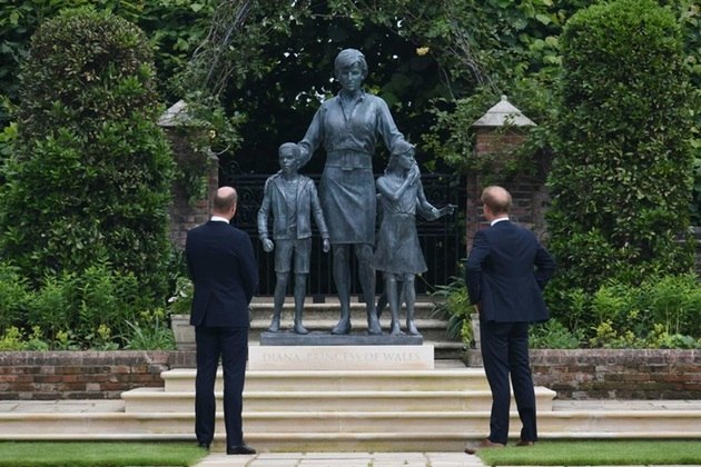 No Palácio de Kensington, em Londres, Inglaterra, há uma bonita estátua da Princesa Diana, falecida em 1997. Os filhos de Lady Di, os príncipes William e Harry, inauguraram a homenagem em 1° de julho de 2022. 