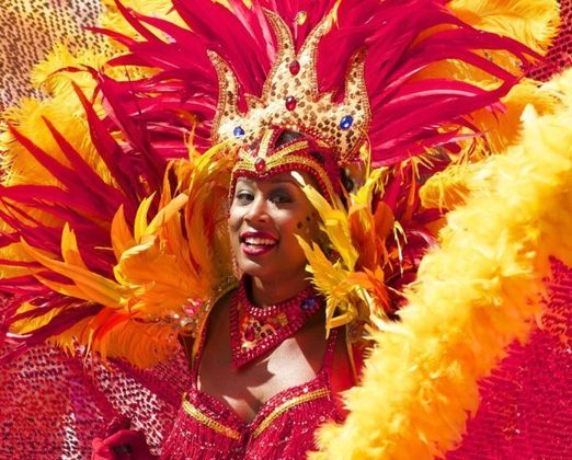 No período de carnaval, é comum ver pessoas investirem em fantasias temáticas, sempre com muito colorido e irreverência.