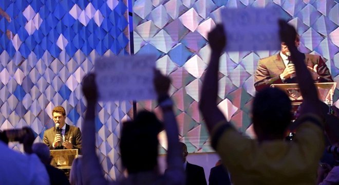Plateia se manifesta durante fala de Salles durante evento em Salvador; Vieira destaca trabalho do ministro para conter desmatamento ilegal