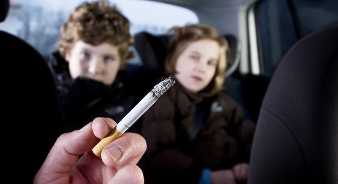 Crianças expostas ao cigarro têm mais chance de desenvolver doenças tanto na infância como na vida adulta